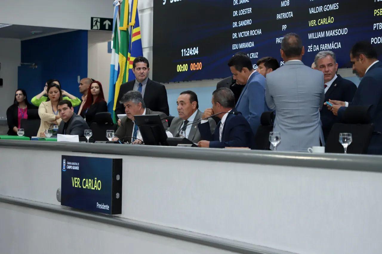 Oposição cresce, ameaça base e vereadores em cima do muro serão decisivos na Câmara.