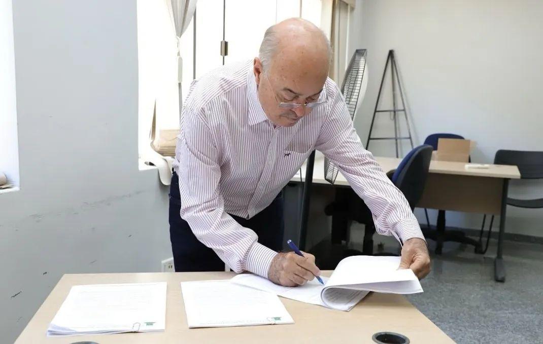 Prefeito, vice e secretários podem devolver salário após denúncia de irregularidade em reajuste.