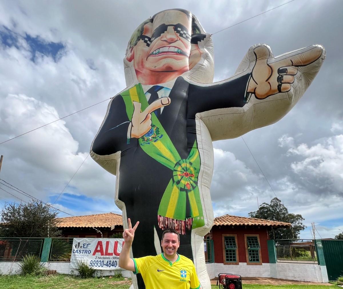 Preterido pelo PL, João Henrique aproveita visita de Lula para ostentar pixuleco de Bolsonaro.