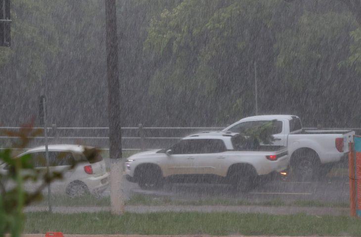 Previsão do tempo: sexta-feira promete variação de neblina e possíveis chuvas.