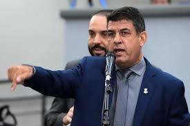 Beto Avelar acusa equipe de tucano de tentar associar imagem dele a do deputado federal.
