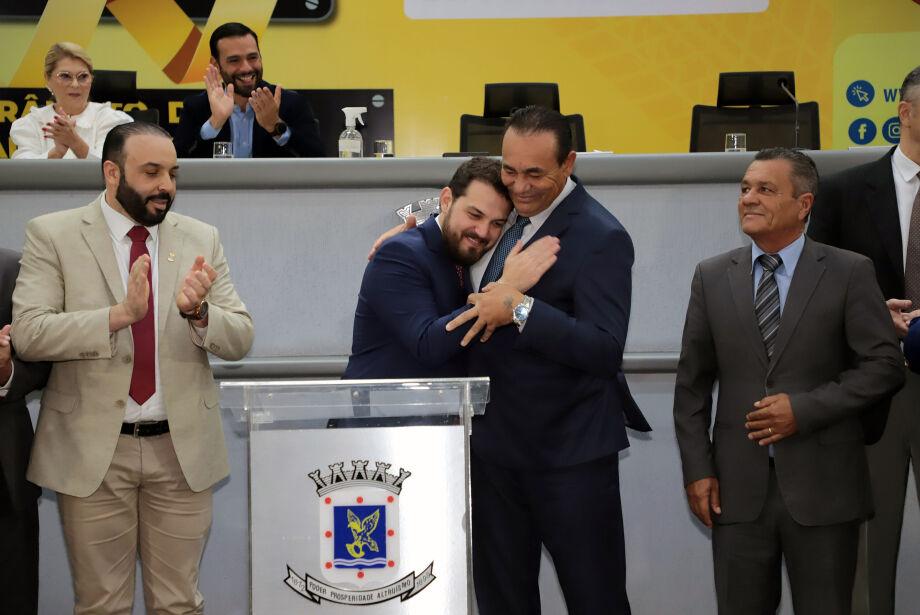 Carlão resolve chamar suplente de Claudinho antes de pedido de licença.
