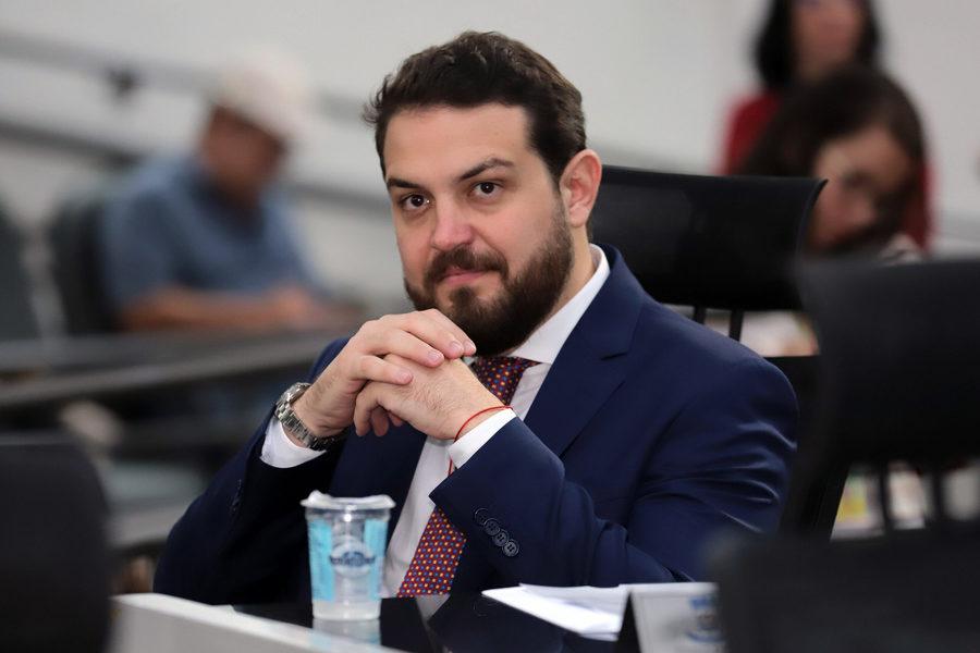 Com indefinição sobre suplente, Câmara exonera 11 servidores de Claudinho Serra.