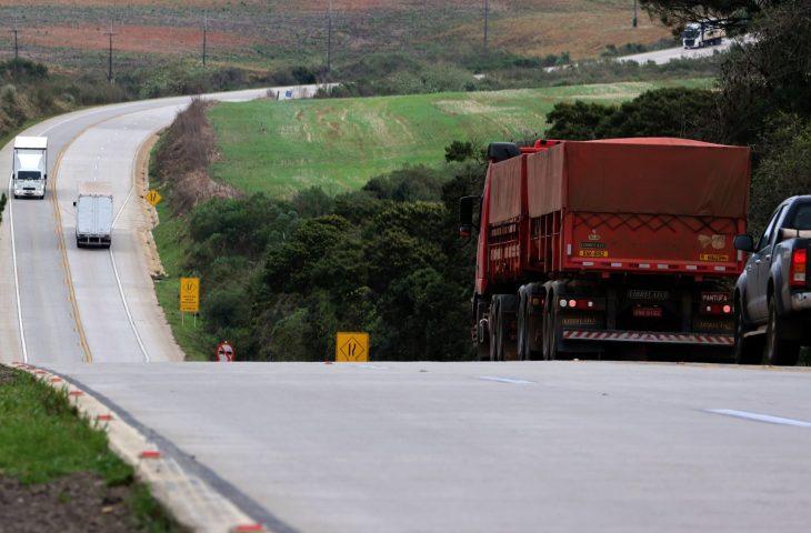 Governo de MS inova com 1ª rodovia de concreto para atender setor produtivo e melhorar segurança viária.