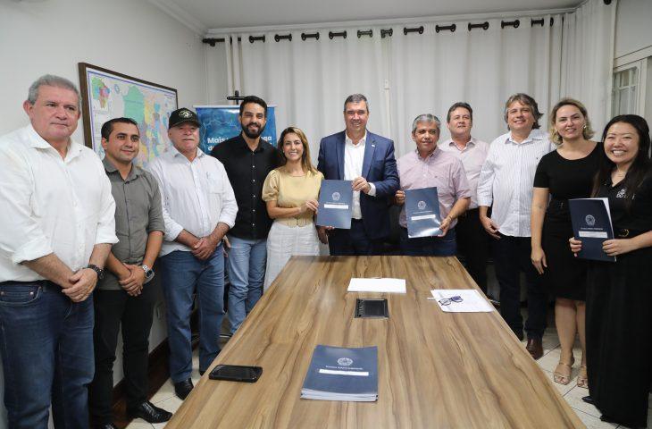 Governo participa da assinatura de emendas na saúde que beneficiam 15 cidades.