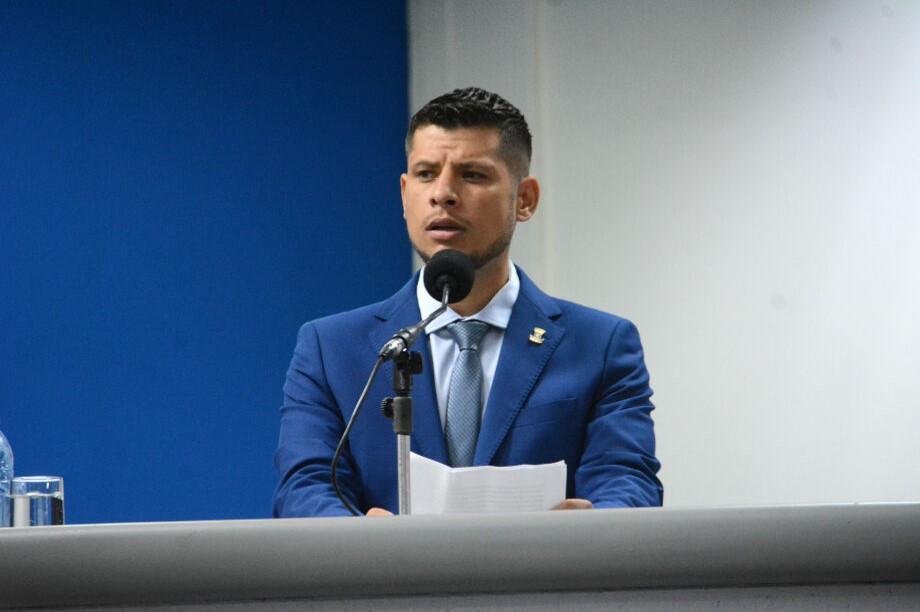 Juiz dá 15 dias para Tiago pagar R$ 31 mil de indenização a jornalista sob risco de penhora.
