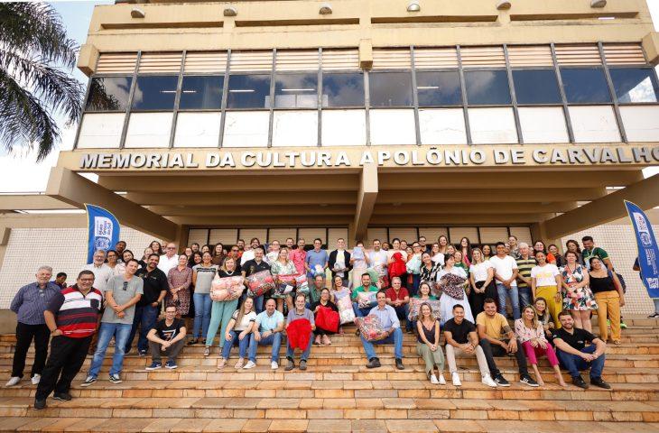 Na Setesc, primeira-dama de MS recebe doações da campanha do agasalho Seu Abraço Aquece.