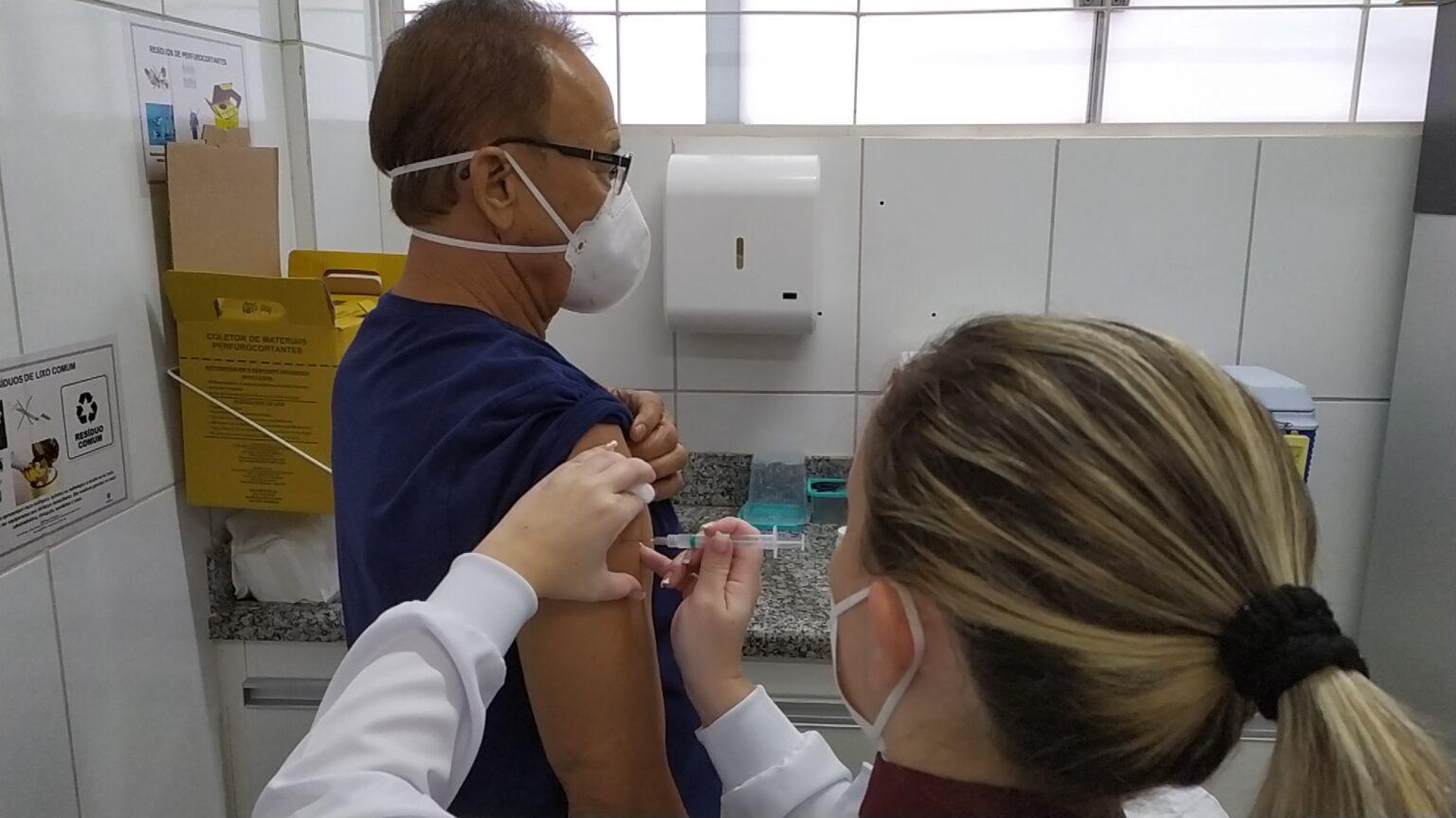 Prefeitura abre duas unidades e leva vacinação a comunidade no Bairro Lageado.