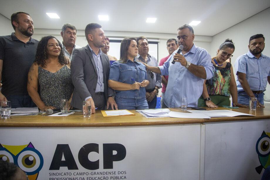 Prefeitura vai conceder quinquênio, títulos e mudança de letra aos professores.