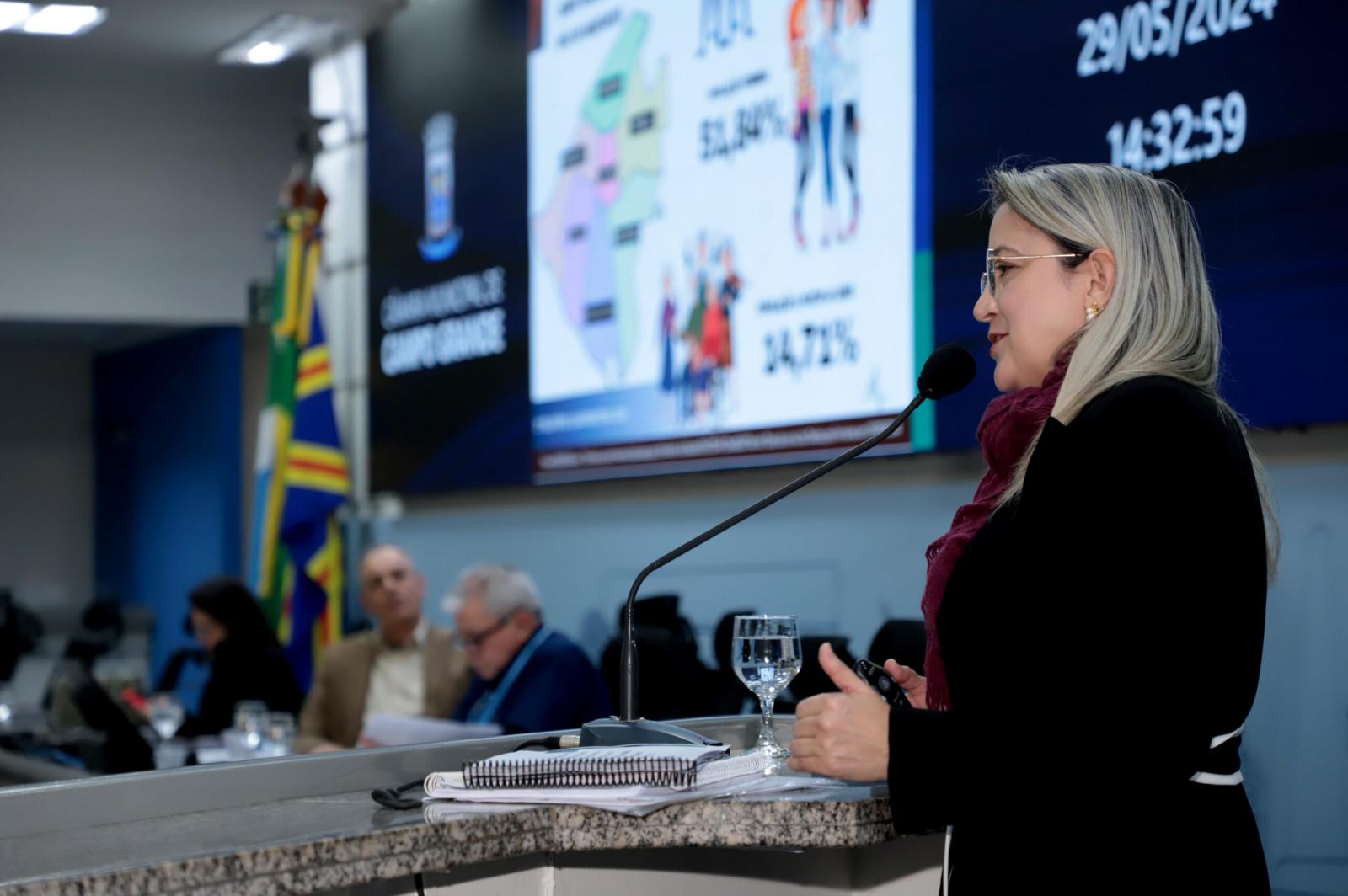 Secretária de Saúde presta contas aos vereadores em audiência pública.