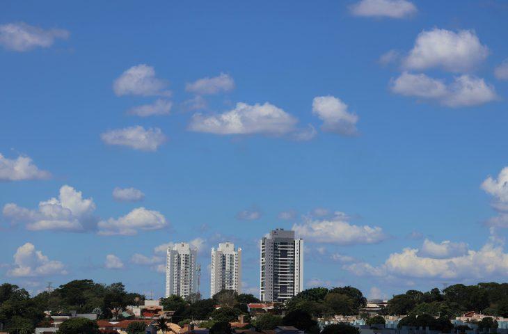 Segunda-feira tem manhã mais fresca e tarde amena.