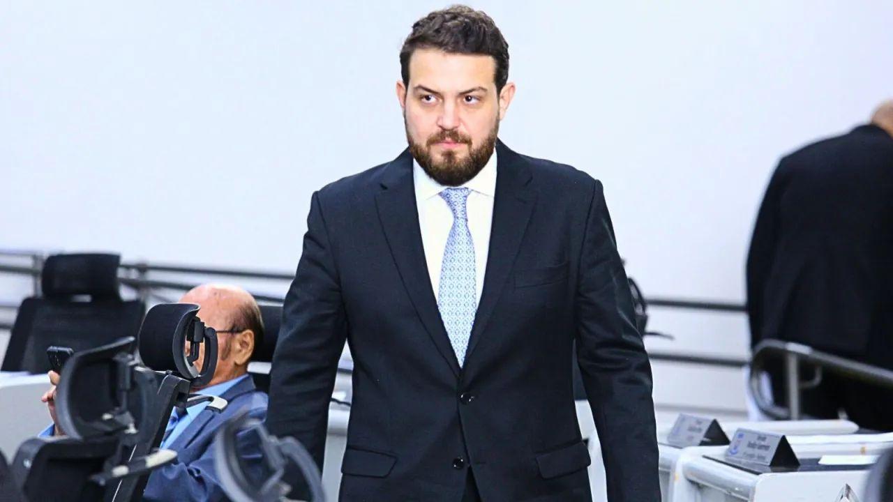 Vereador ignora lideranças e se recusa a renunciar ao mandato.