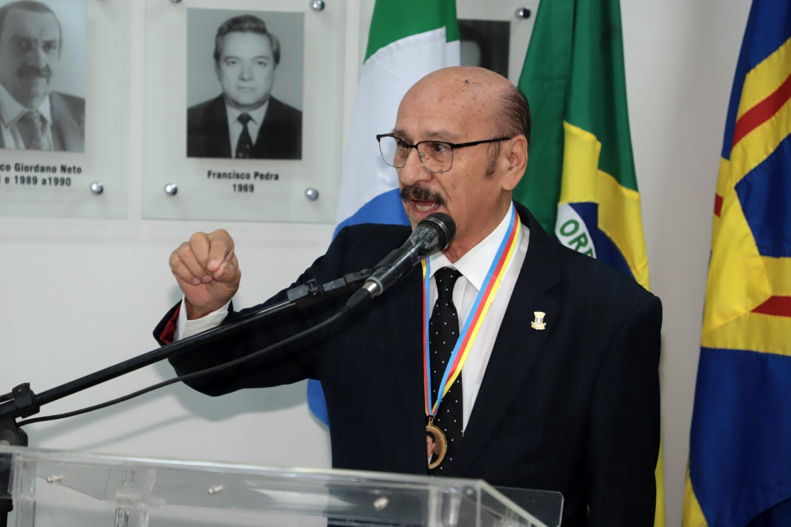 Dr Loester recebe homenagem na Câmara Municipal.