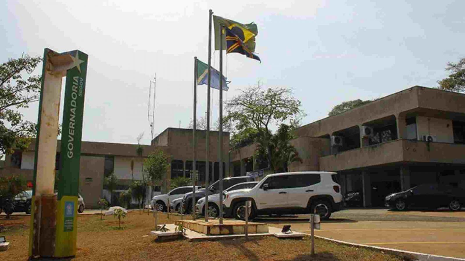 Ex-prefeitos são exonerados de cargos no Governo do Estado.
