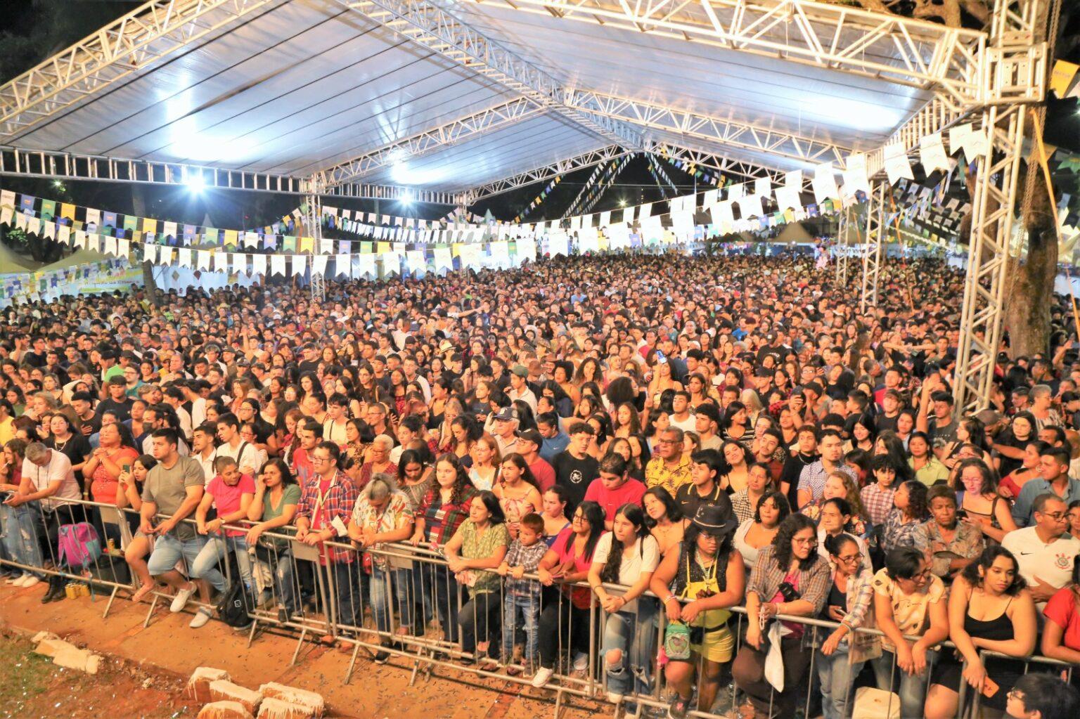 Primeiro dia do 22º Arraial de Santo Antônio lota Praça do Rádio com mais de 10 mil pessoas.