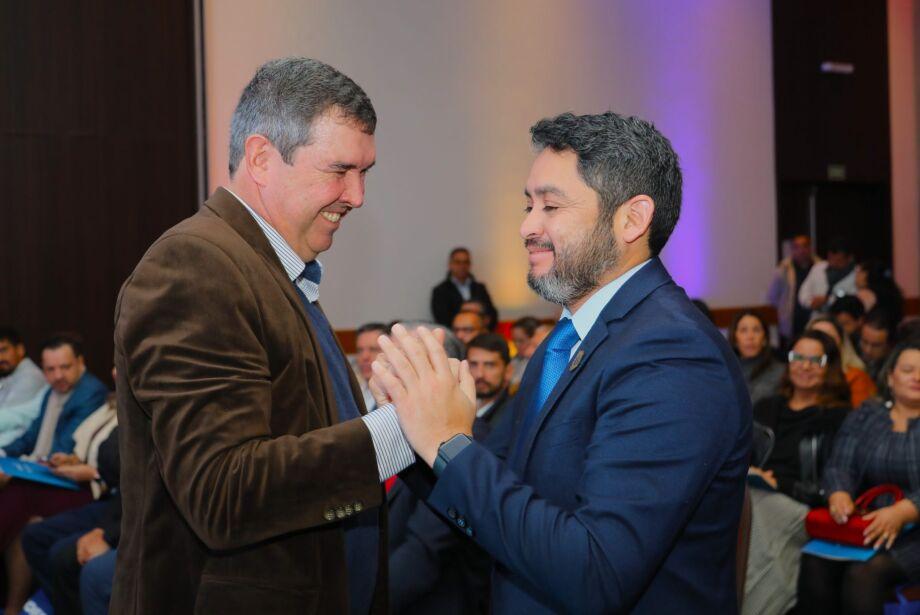 Após o anúncio de abertura de escritório no Chile, o governo do estado Eduardo Riedel alinha a possibilidade de voos diretos para Indique.