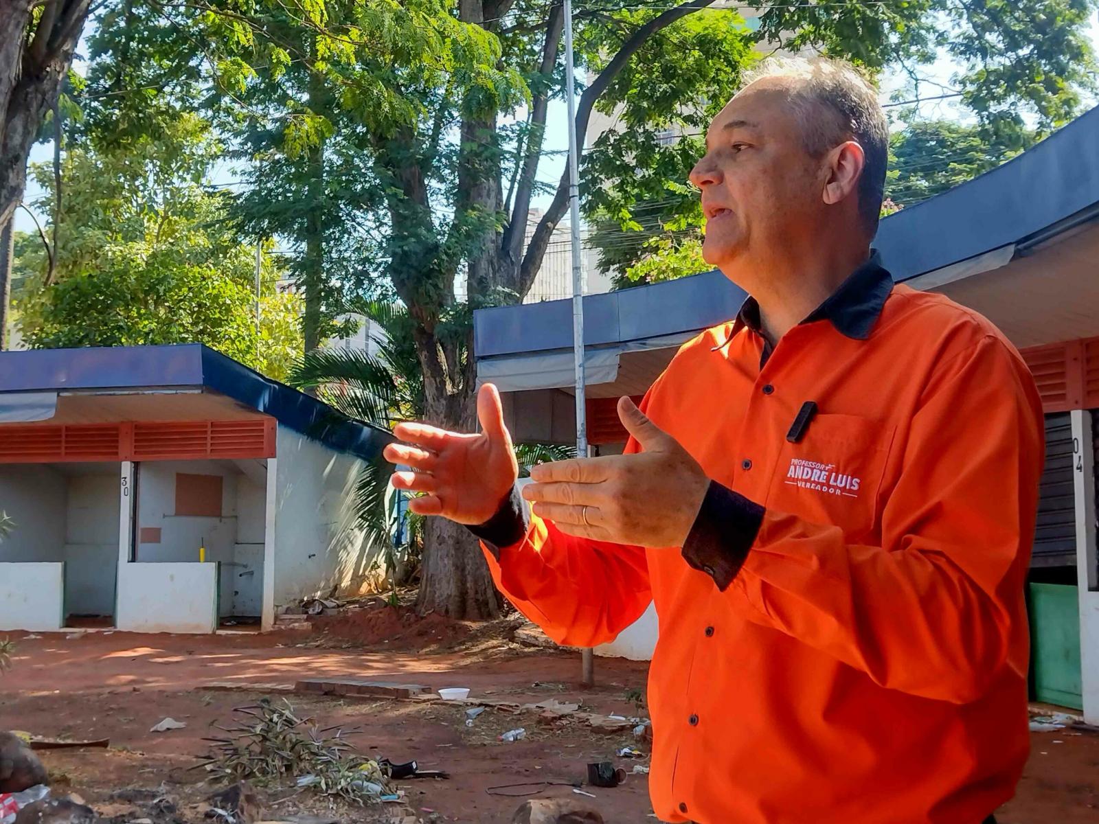 Com obra paralisada, vereador André Luis fiscaliza Praça dos Imigrantes e cobra respostas para abandono.