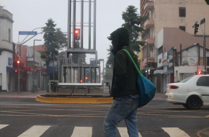 Não esqueça o casaco: terça-feira tem chances de chuvas e alta nebulosidade favorece sensação de frio.