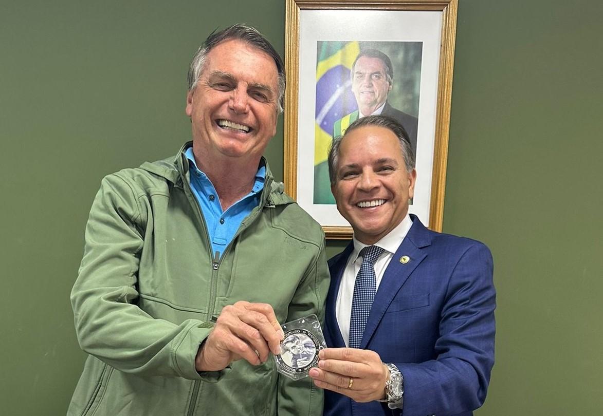 O ex presidente Jair Messias Bolsonaro deve vir a Campo Grande para reforçar campanha de Beto Pereira e indica coronel da PM Neidy Nunes Barbosa Centurião como vice.