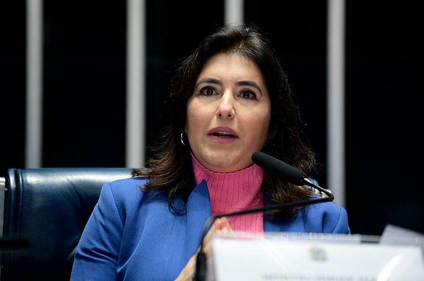 Simone defende democracia em ensaio de livro de celebridades da política internacional.