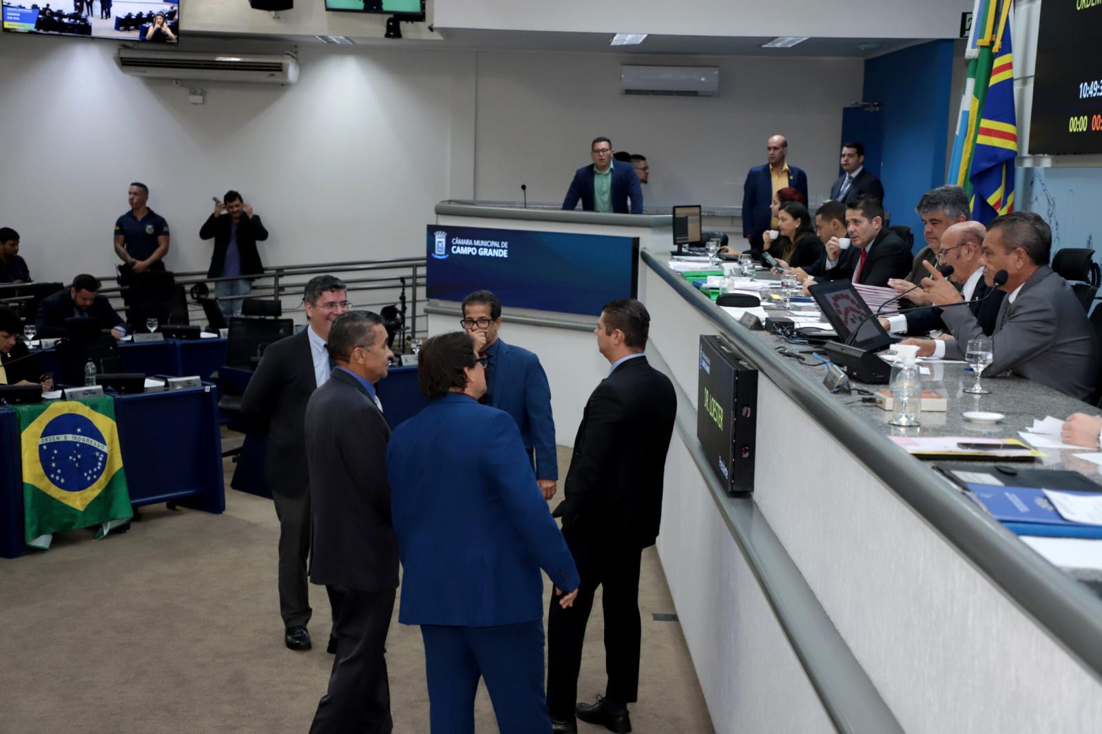 Vereadores analisam três projetos na sessão desta terça-feira.