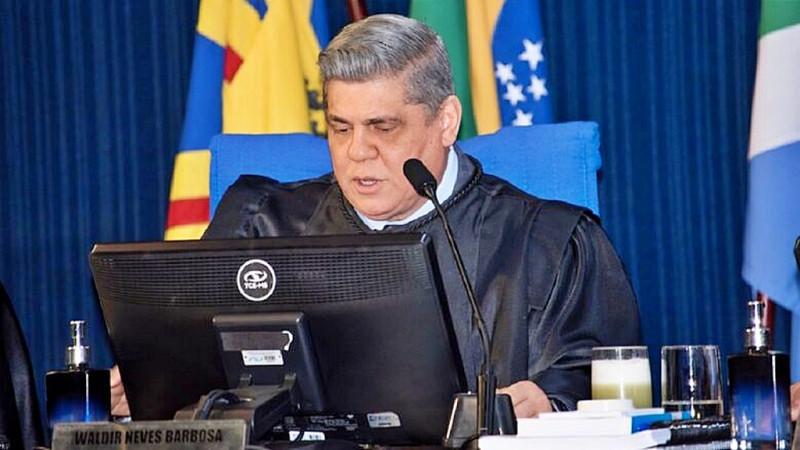 Conselheiro Waldir Neves encaminha aposentadoria do Tribunal de Contas.