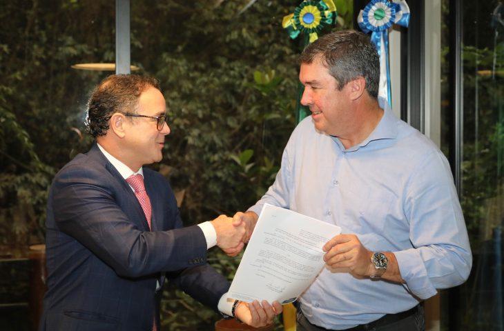 O Governador Eduardo Riedel  de Mato Grosso do Sul sanciona lei que trata de ações sobre honorários dos advogados.