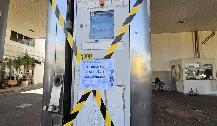 Procon de MS e Delegacia do Consumidor fecham posto que fraudava abastecimento com GNV.