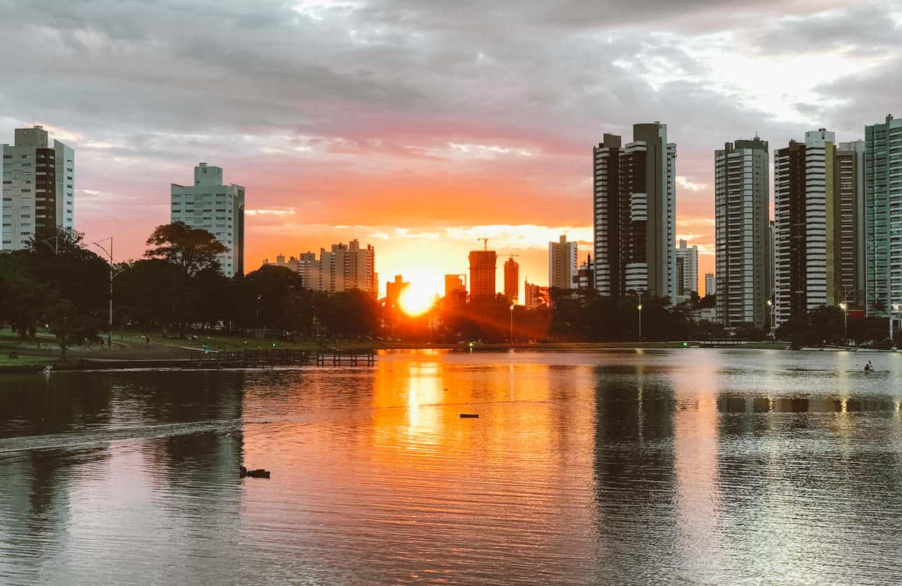 Sexta-feira apresenta temperaturas acima da média e tempo seco é destaque em previsão.