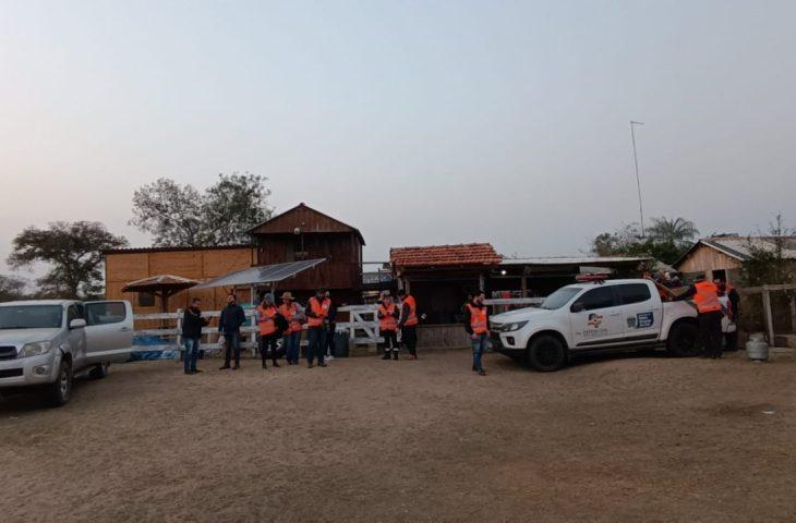 Voluntários chegam ao interior do Pantanal para levar ajuda e dar assistência aos ribeirinhos.