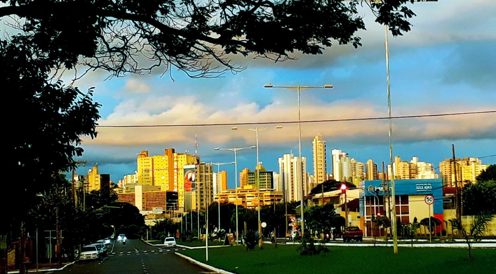 Com previsão de sol e tempo firme nesta terça-feira, céu segue acinzentado em Mato Grosso do Sul.