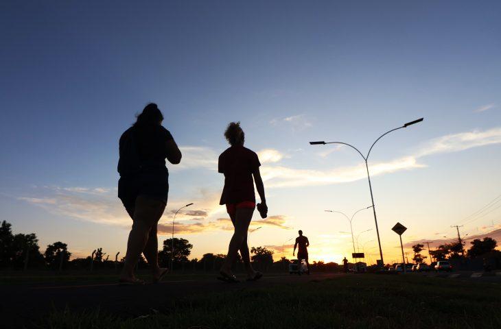 MS começa a semana com altas temperaturas e tempo seco, mas avanço de frente fria pode provocar chuvas.