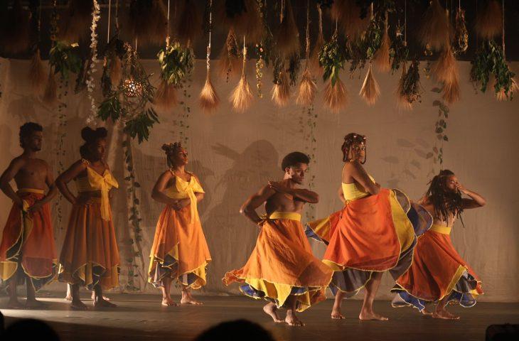 Grupo NegaÔ encanta com espetáculo Abebé e homenageia orixá Oxum na Semana pra Dança.