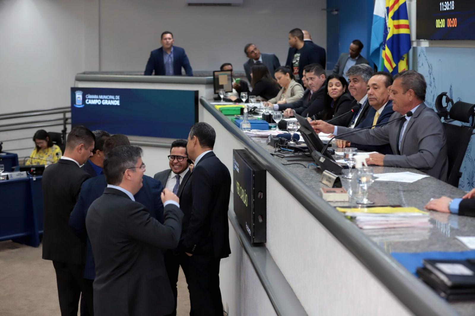 Vereadores analisam seis projetos na sessão desta quinta-feira.