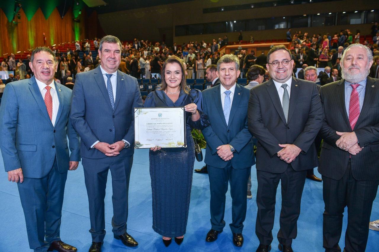 Assembleia Legislativa de Mato Grosso do Sul concede honrarias à prefeita de Campo Grande.