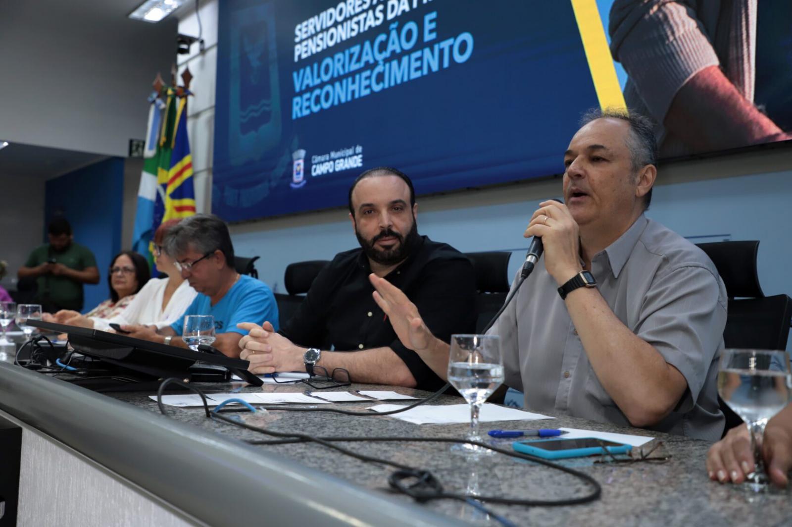 Em audiência, Vereador Prof. André Luis defende realização de concurso público como solução para previdência municipal.