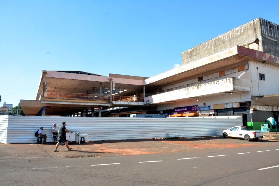 Em reforma há dois anos, antiga rodoviária pode ganhar campanha para atrair clientes.