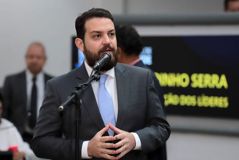 Justiça nega terceiro pedido de Claudinho Serra para tirar tornozeleira em ação por corrupção.