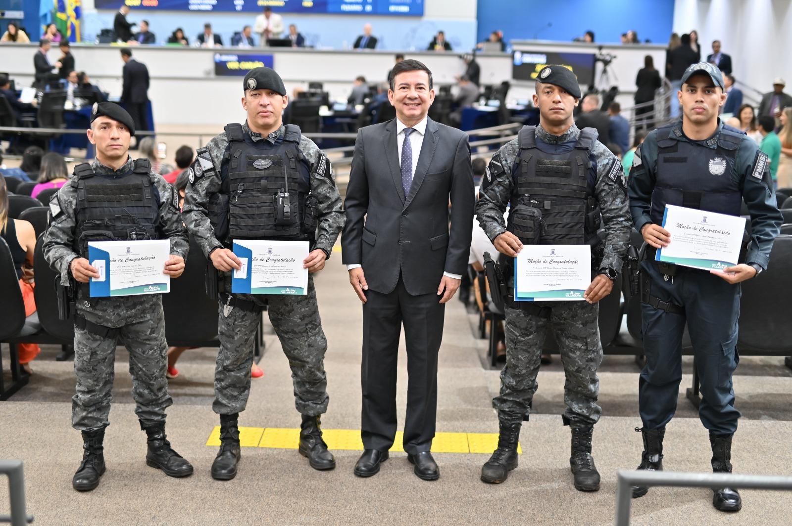 Policiais Militares do Batalhão de Choque recebem homenagens por salvar taxista.