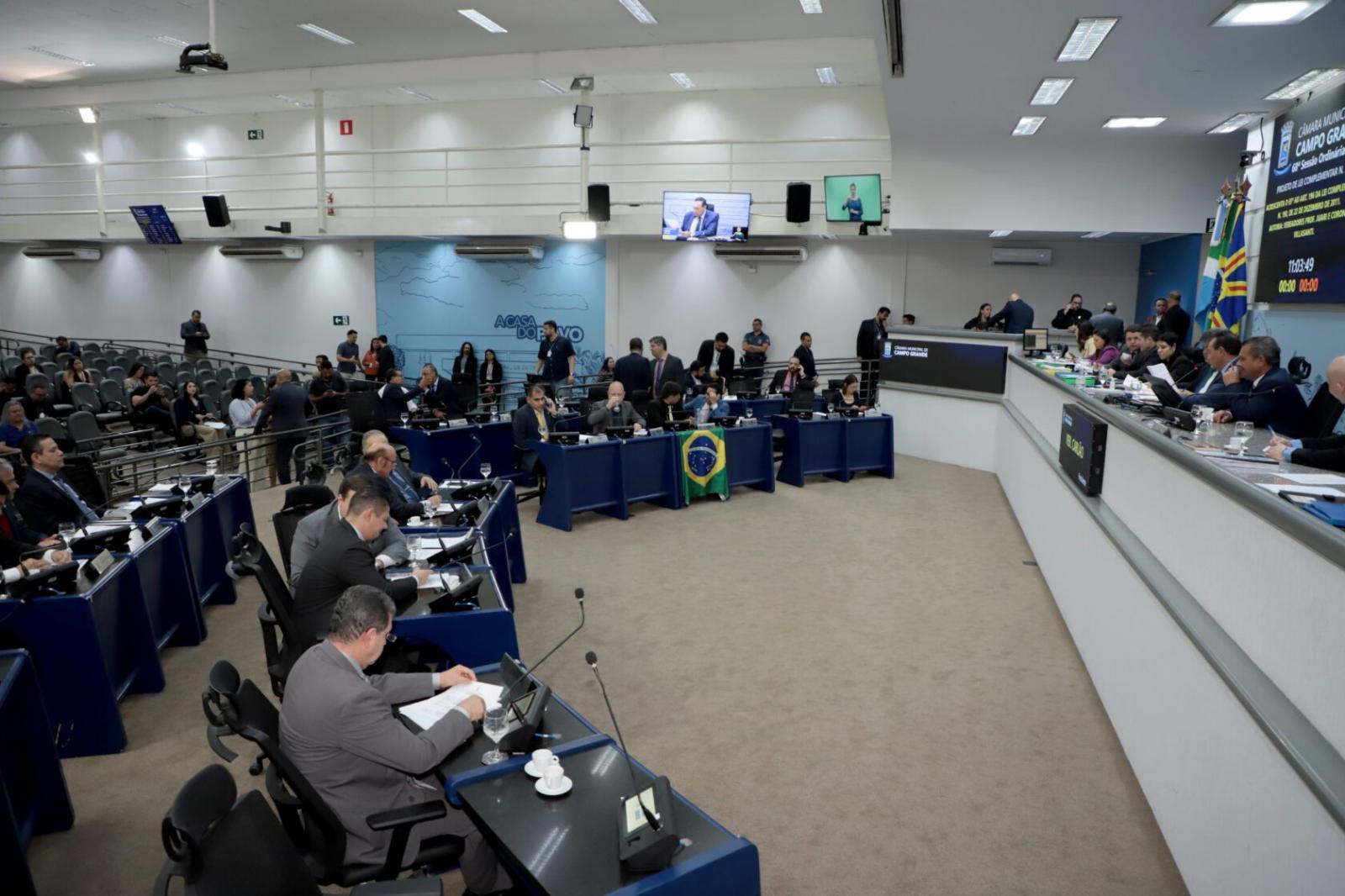 Vereadores analisam dois projetos e dois vetos na sessão desta terça-feira.