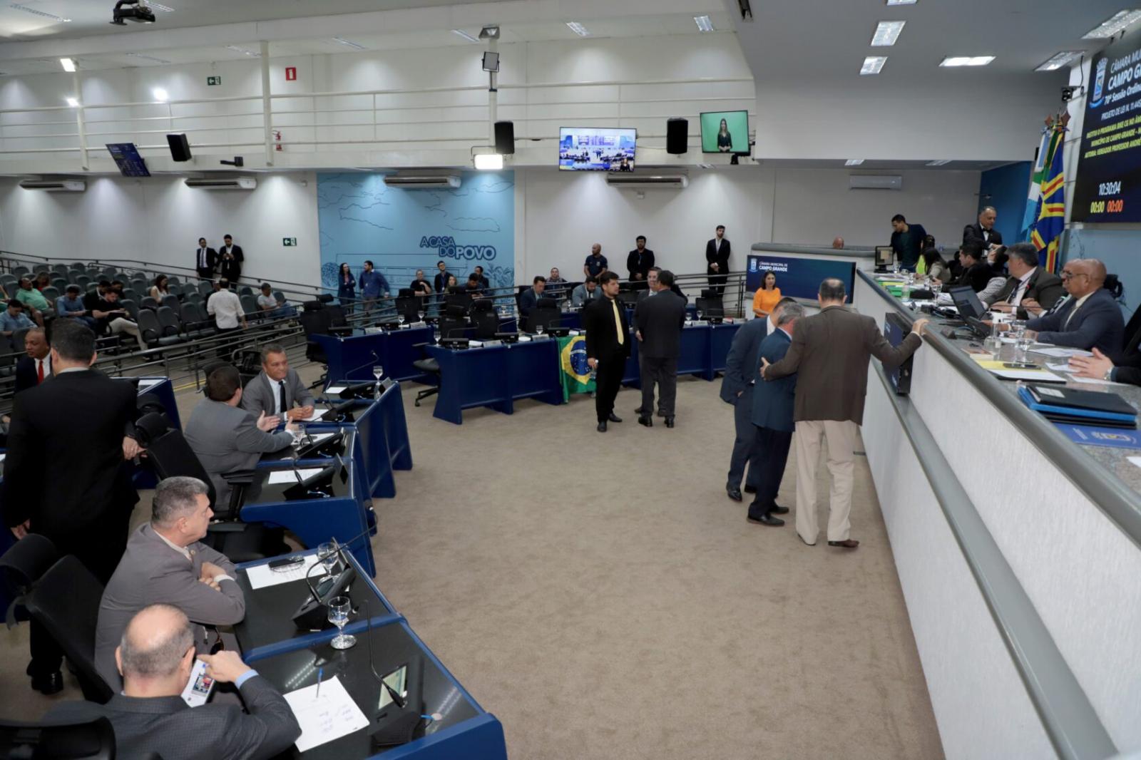 Vereadores analisam dois projetos na sessão desta terça-feira.