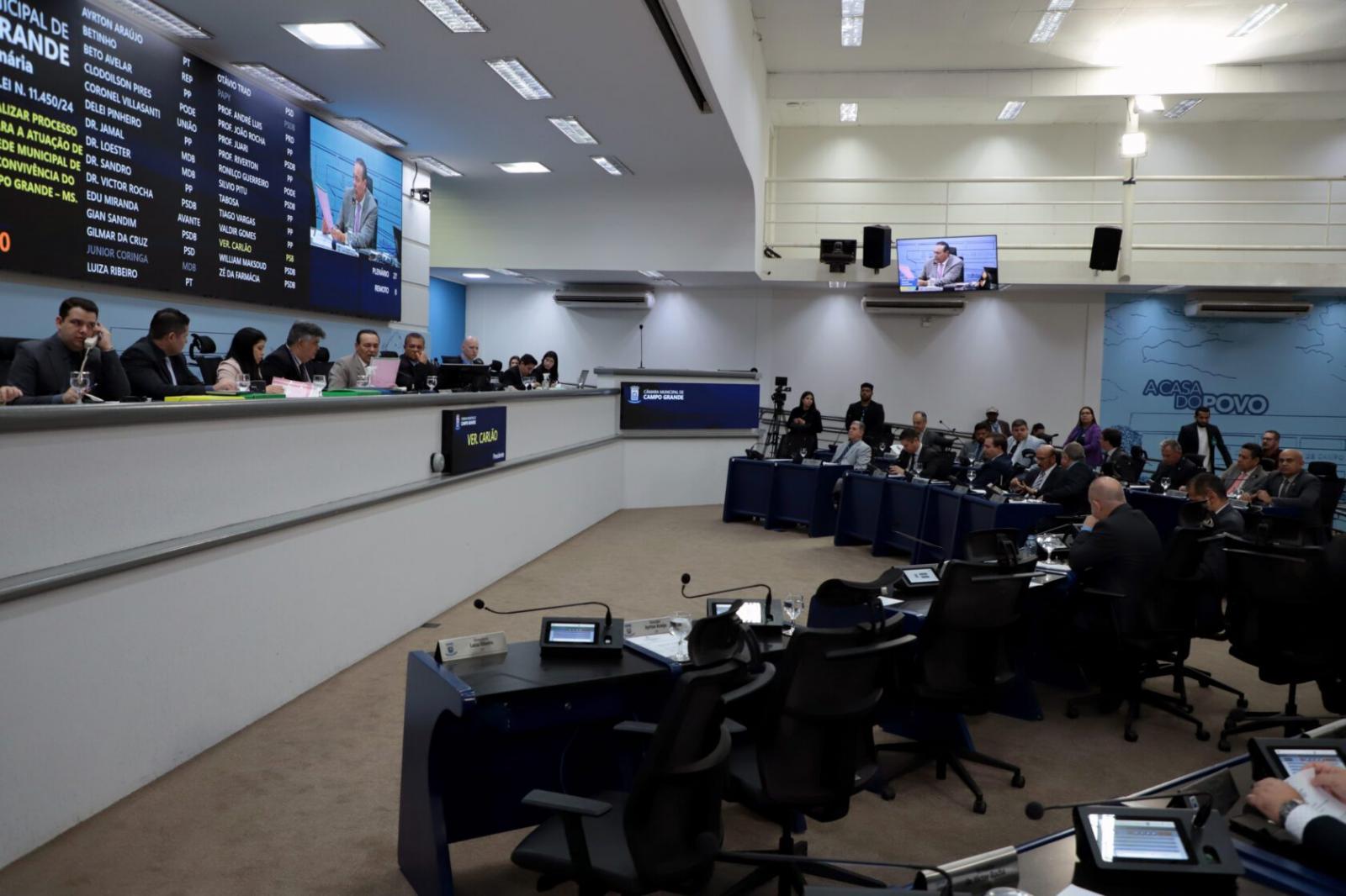 Vereadores analisam dois projetos na sessão desta terça-feira.
