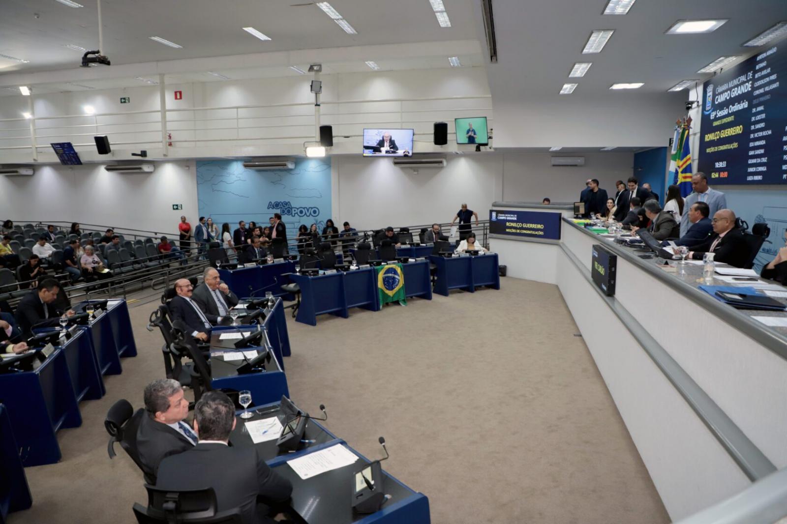 Vereadores analisam três projetos na sessão desta quinta-feira.