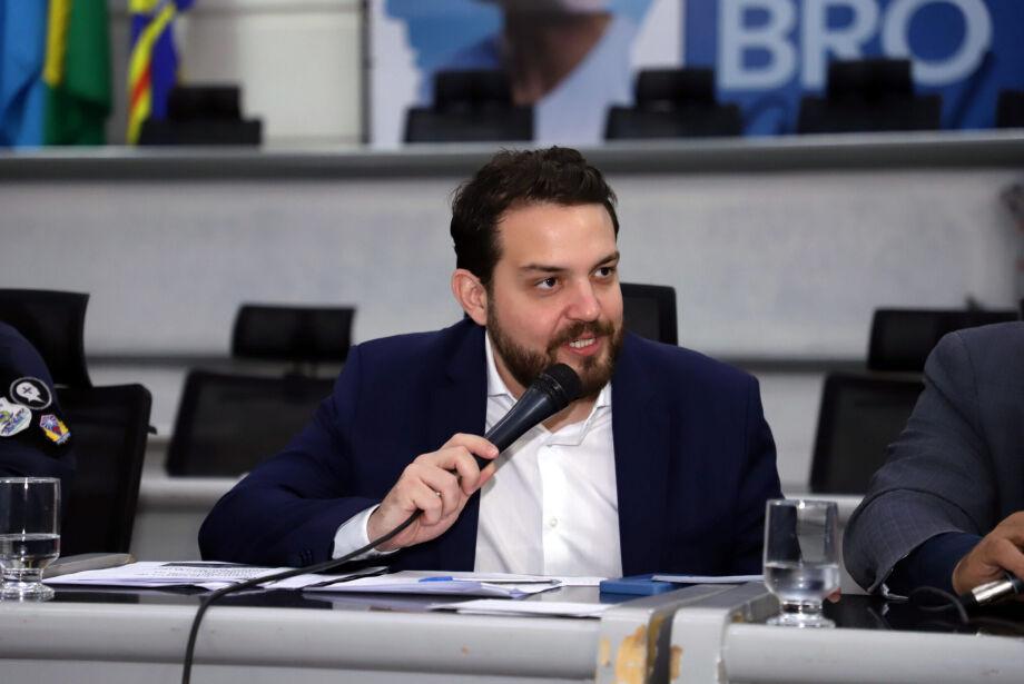 Claudinho Serra desiste de ação para retirar tornozeleira eletrônica.