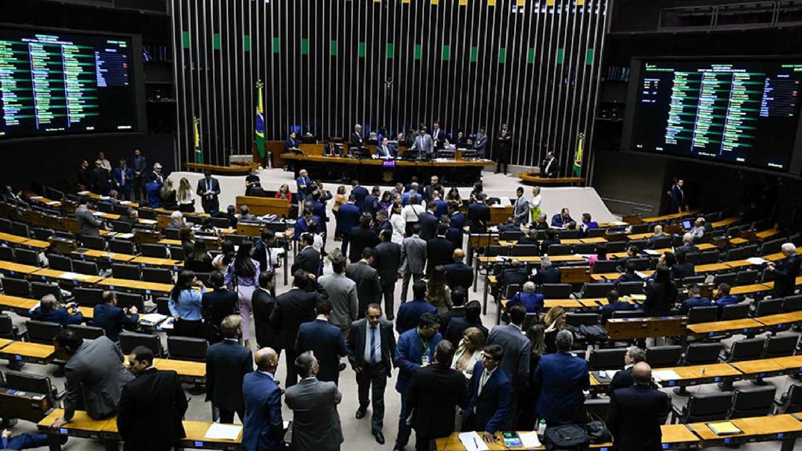 Com assinatura de deputados de MS, Congresso recebe registro de comissão de desastres naturais.