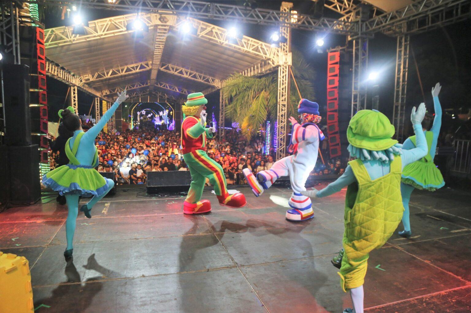 Com Família Rena e Patati Patatá, milhares de pessoas celebram a reabertura da Cidade do Natal.