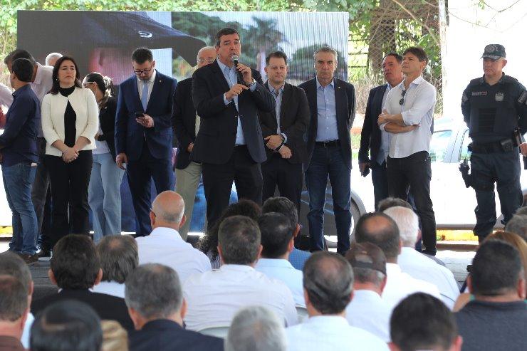 Deputados participam de entrega de 77 viaturas a municípios no valor R$ 22 milhões.