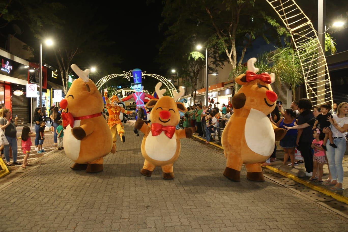 Família Rena estreia na Parada Natalina neste sábado, seguida por show de Patati Patatá.