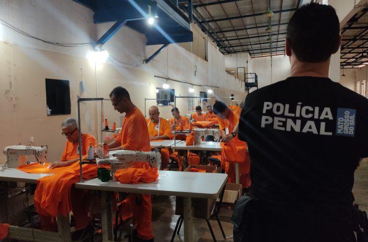 Governo de MS economiza R$ 1,1 milhão com internos produzindo uniformes nos presídios.