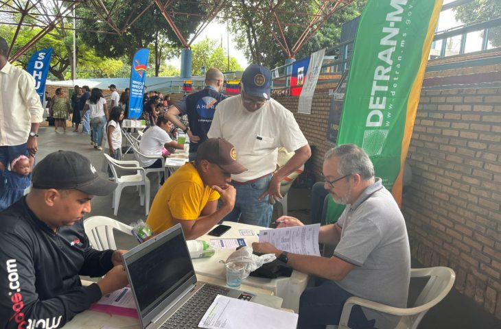 Migrantes recebem orientações do Detran-MS sobre processo de conversão da CNH estrangeira.
